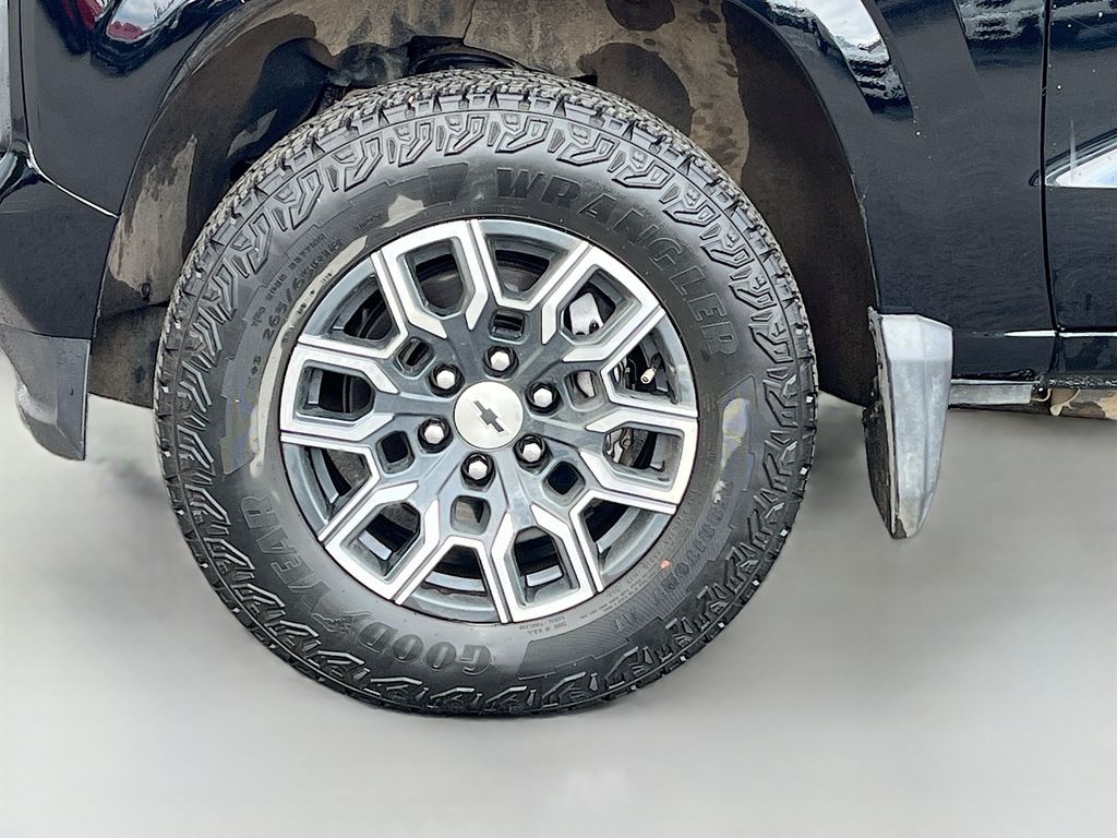 Used 2024 Black Chevrolet Z71 image 29
