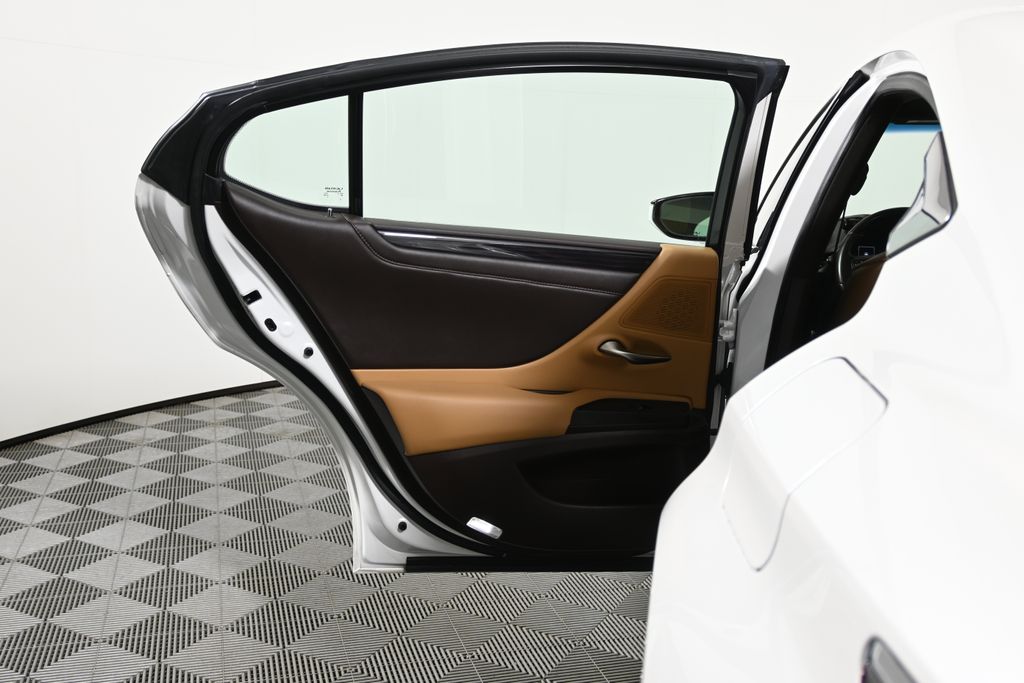 Thumbnail: 2021 Lexus ES - 31