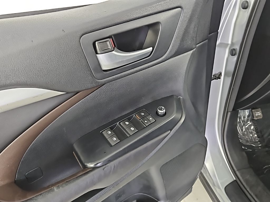 Thumbnail: 2017 Toyota Highlander - 12