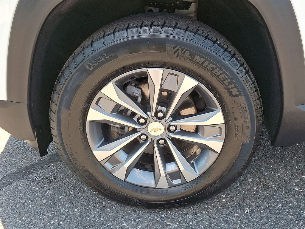 used 2025 Chevrolet Equinox car, priced at $28,394