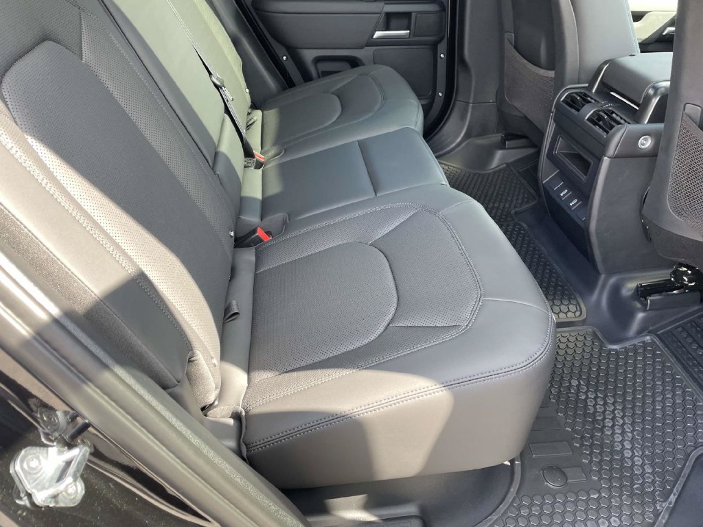 New 2026 Black Land Rover X-Dynamic SE image 18