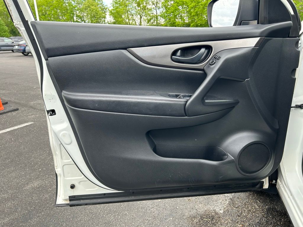 2017 Nissan Rogue Sport S 17