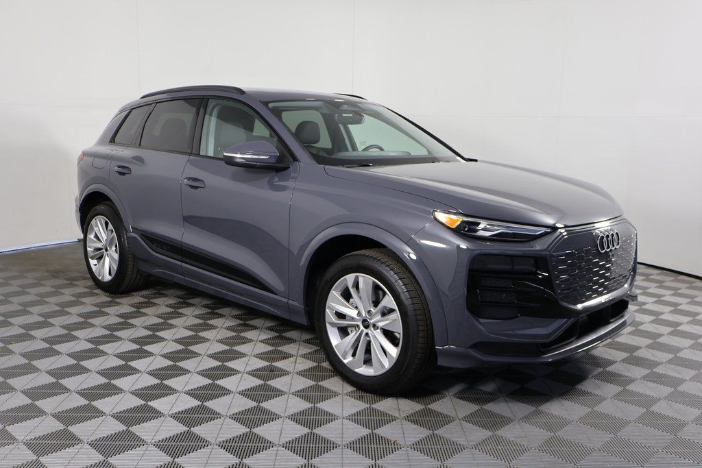 Thumbnail: 2025 Audi Q6 e-tron - 3