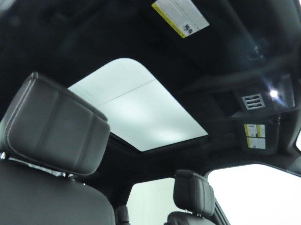 Thumbnail: 2024 Land Rover Discovery - 18