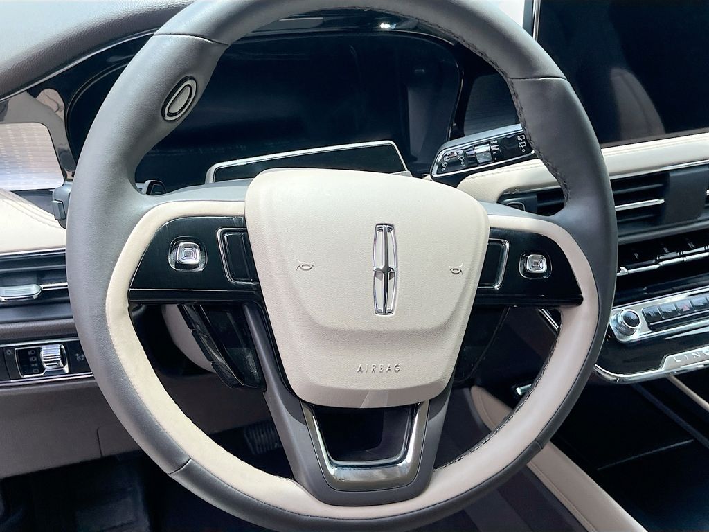 Used 2024 White Lincoln Premiere image 11