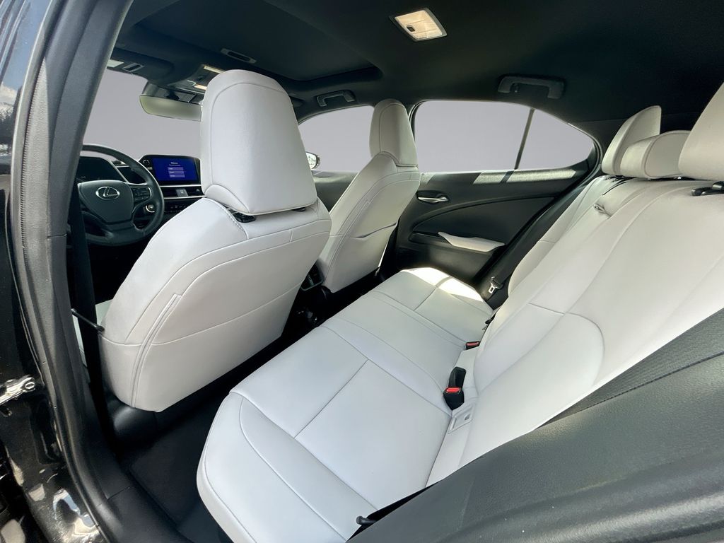 Thumbnail: 2024 Lexus UX - 28