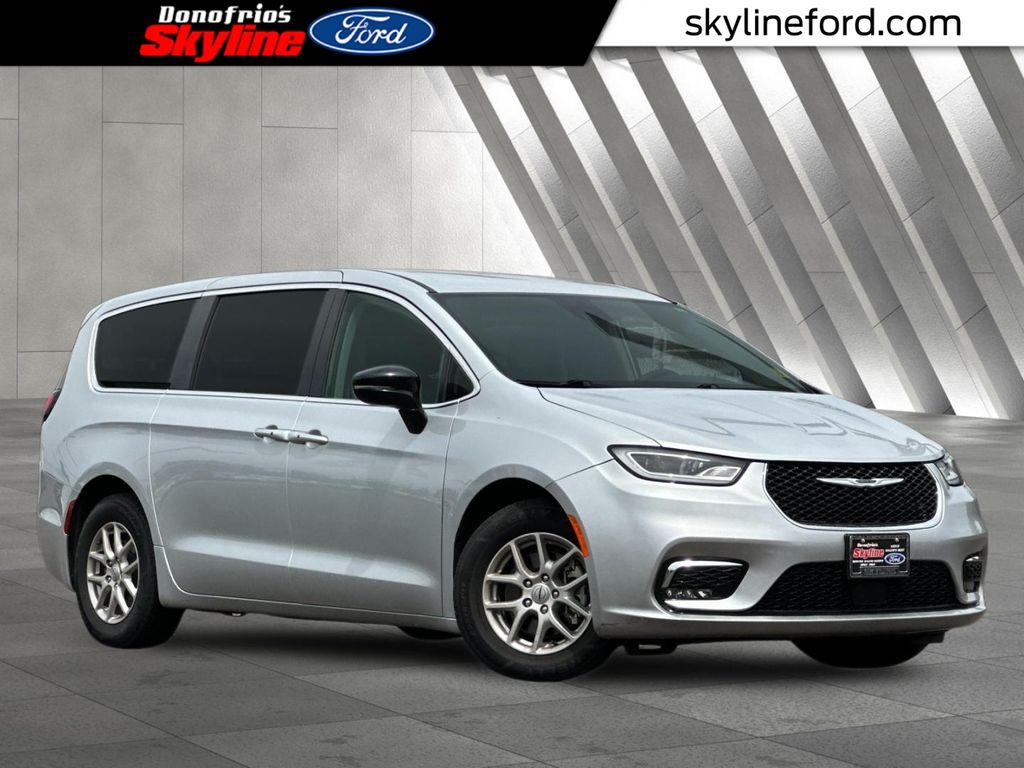Silver Mist Clearcoat 2024 Chrysler Pacifica Minivan Front-Wheel Drive 9-Speed Automatic