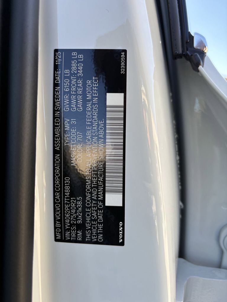 New 2026 Crystal White Volvo B6 Plus 7-Seater image 32