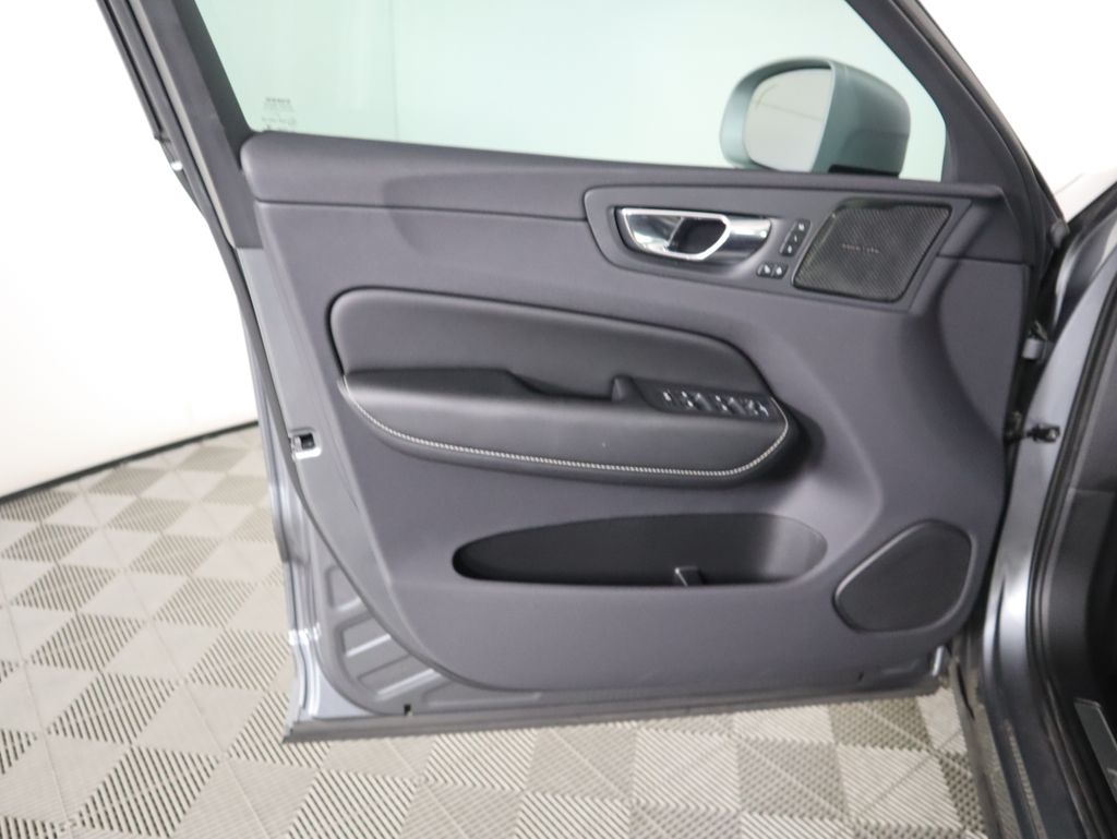 Thumbnail: 2019 Volvo XC60 - 24