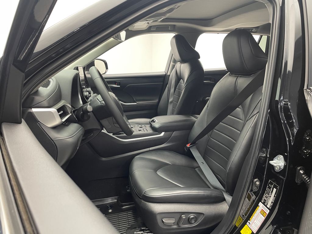 Thumbnail: 2024 Toyota Highlander - 13