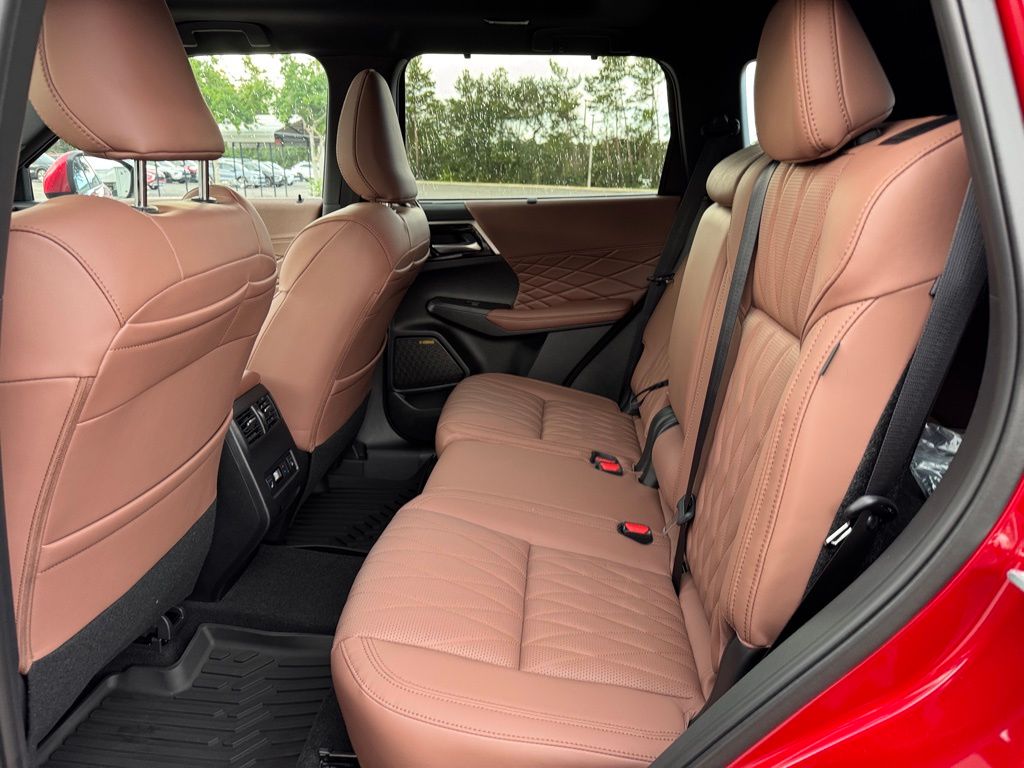 2025 Mitsubishi Outlander SEL photo 13