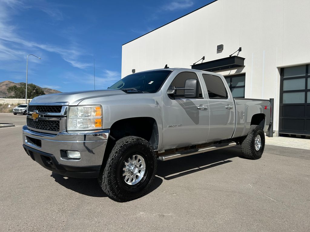 Sheer Silver Metallic 2011 Chevrolet Silverado 2500HD Pickup Truck Four-Wheel Drive 6-Speed Automatic