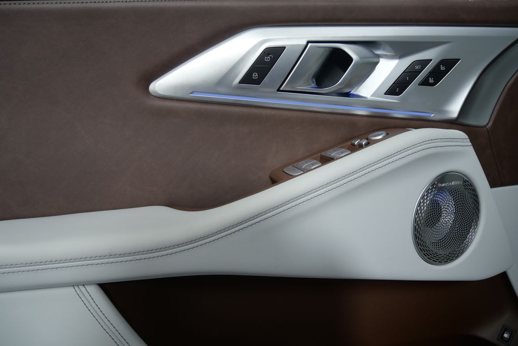 2025 BMW XM  11