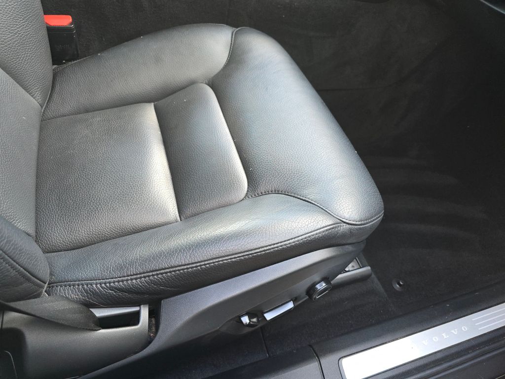 2021 Volvo XC60 T5 Momentum photo 22