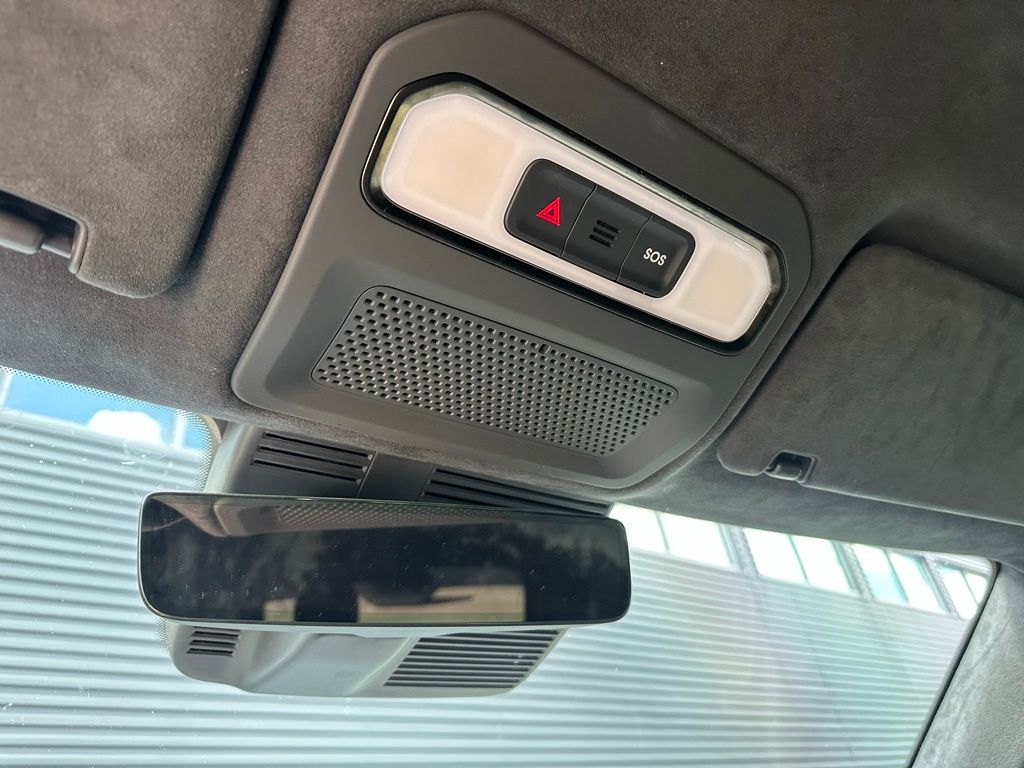 Thumbnail: 2025 Rivian R1S - 27