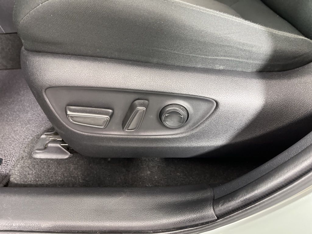 Thumbnail: 2020 Toyota RAV4 - 23