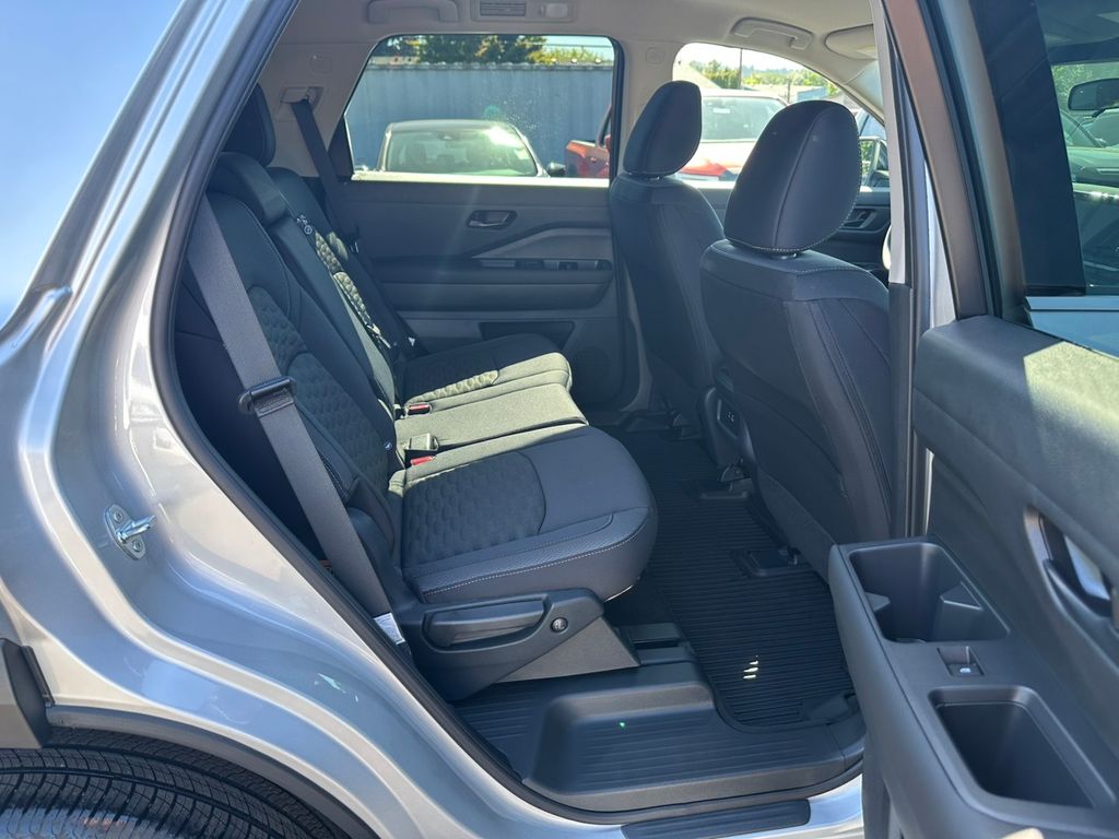 2025 Nissan Pathfinder S