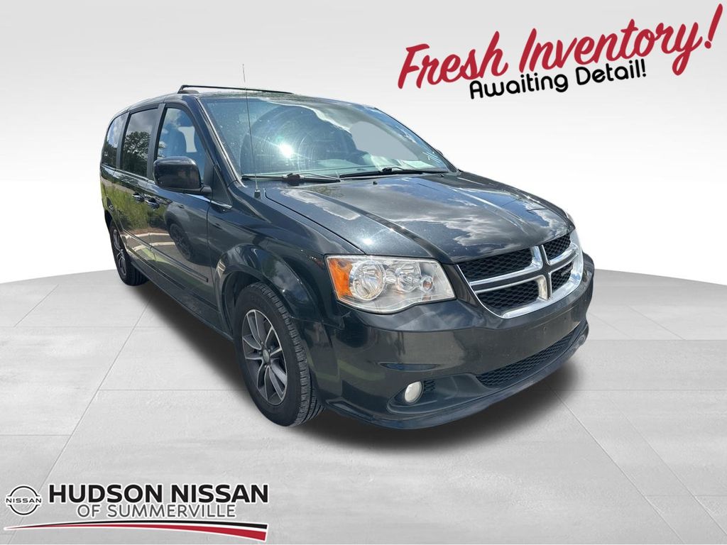 2017 Brilliant Black Crystal Pearlcoat Dodge Grand Caravan SXT Van