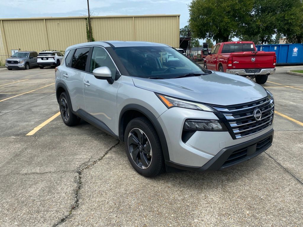 Used 2025 Silver Nissan SV image 3