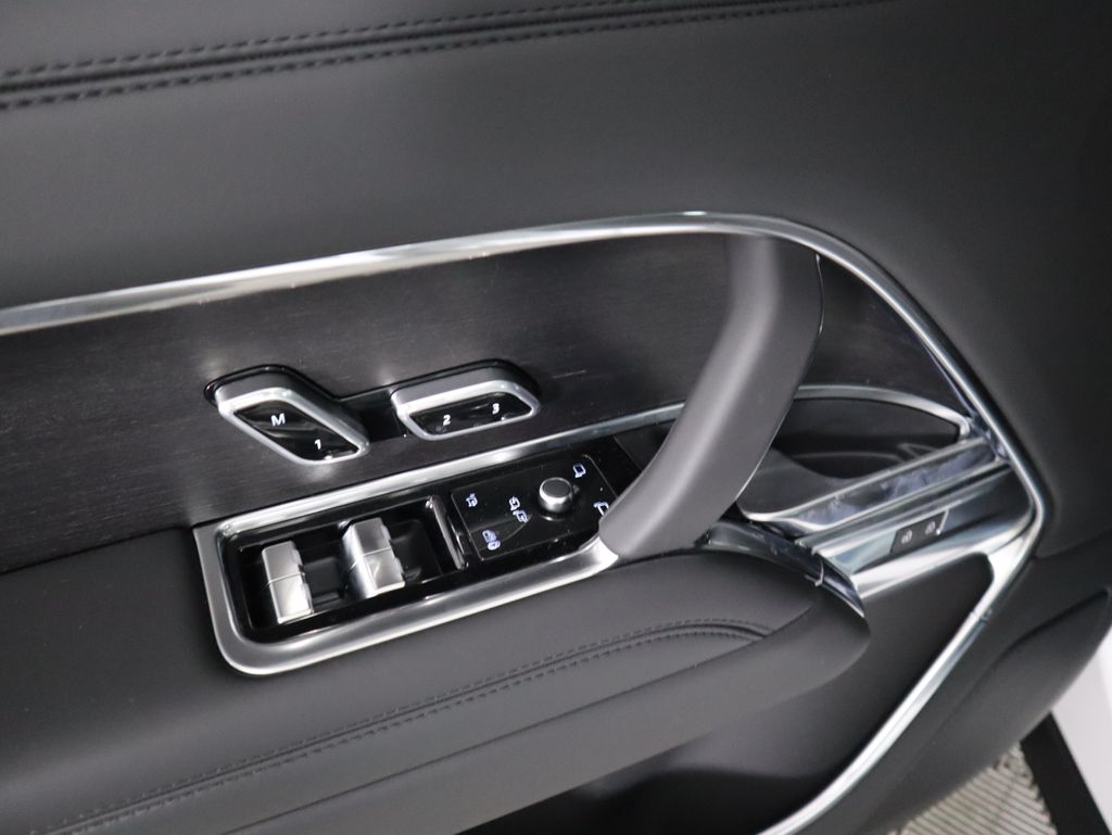 2025 Land Rover Range Rover SE 25