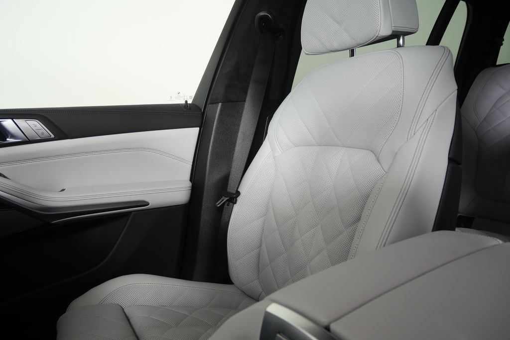 Thumbnail: 2027 BMW X7 - 24