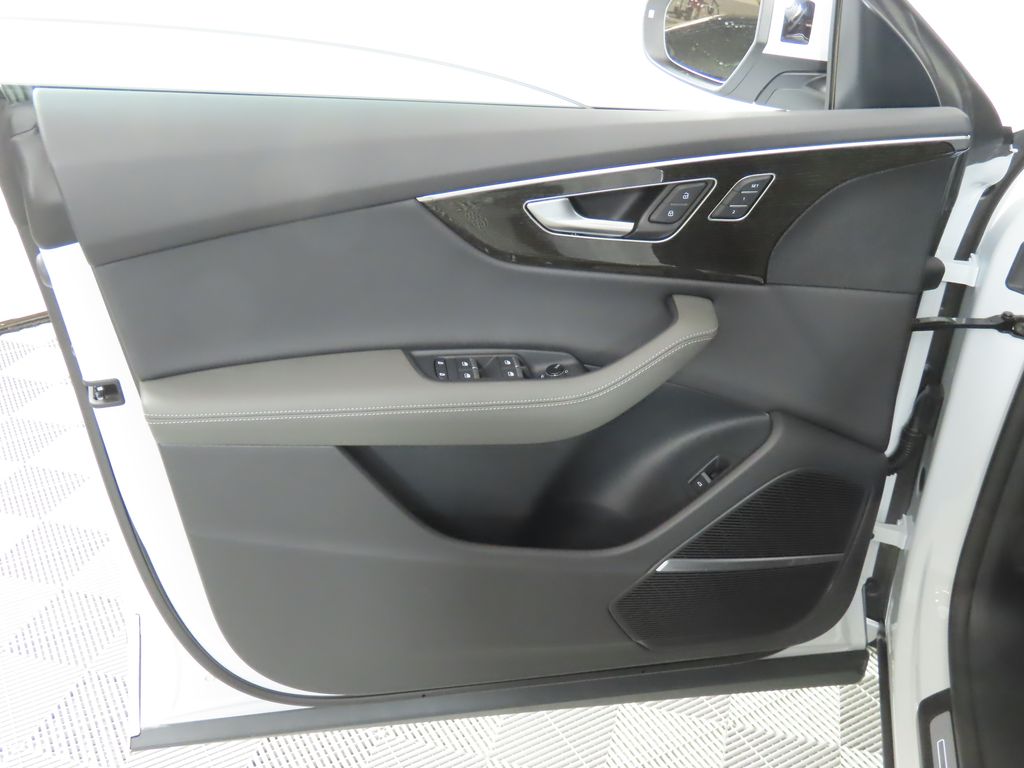 Thumbnail: 2025 Audi Q8 - 28