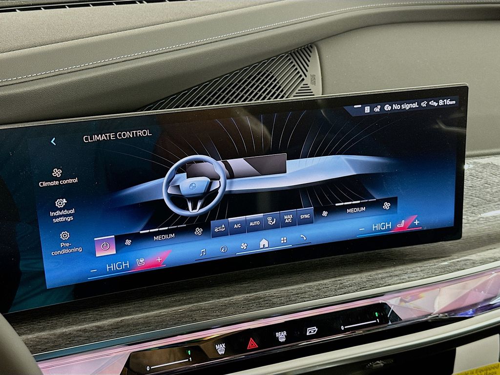2025 BMW 7 Series 750e xDrive 14