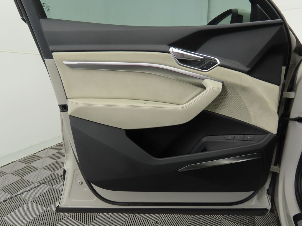 2019 Audi e-tron Prestige 27