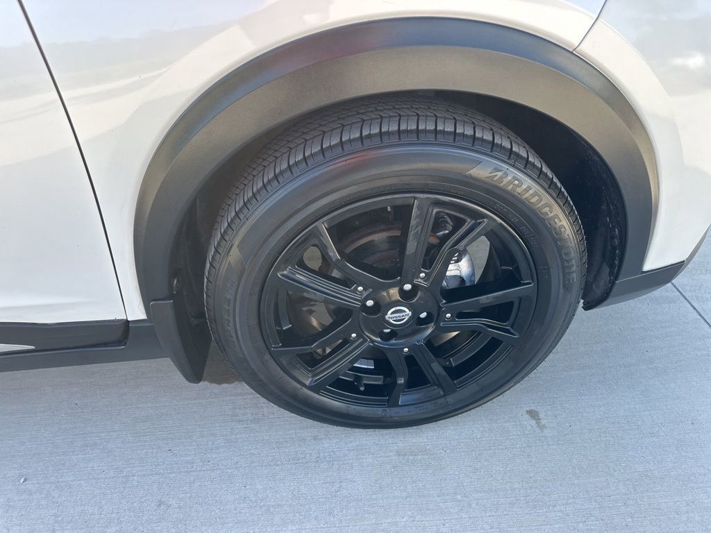 2020 Aspen White/Super Black Nissan Kicks SR FWD SUV