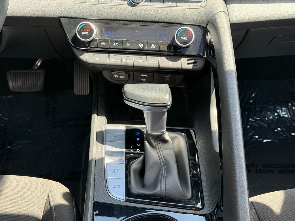 Used 2025 Hyundai Elantra Sedan
