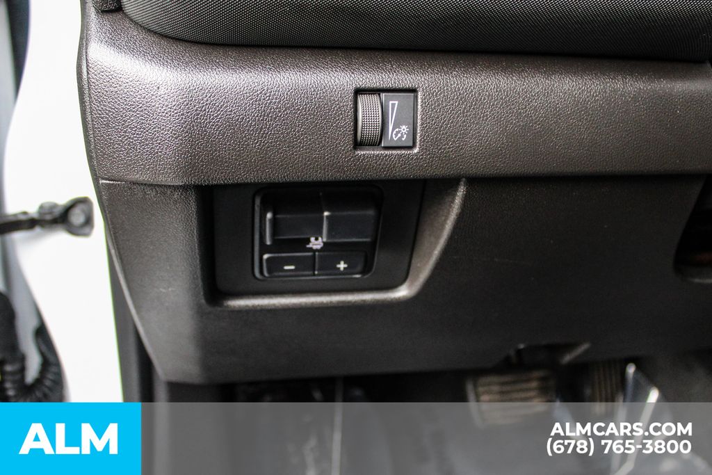 Used 2023 White Chevrolet Z71 image 27