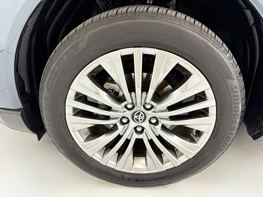 Thumbnail: 2023 Toyota Venza - 30