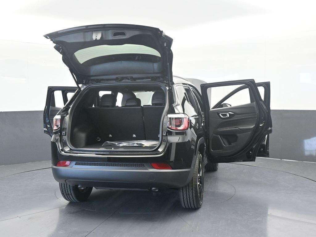 New 2026 Diamond Black Crystal Pearlcoat Jeep Latitude image 69