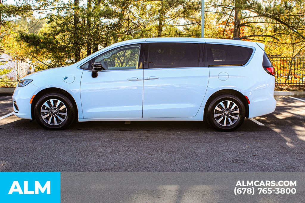 Used 2024 White Chrysler Select image 7