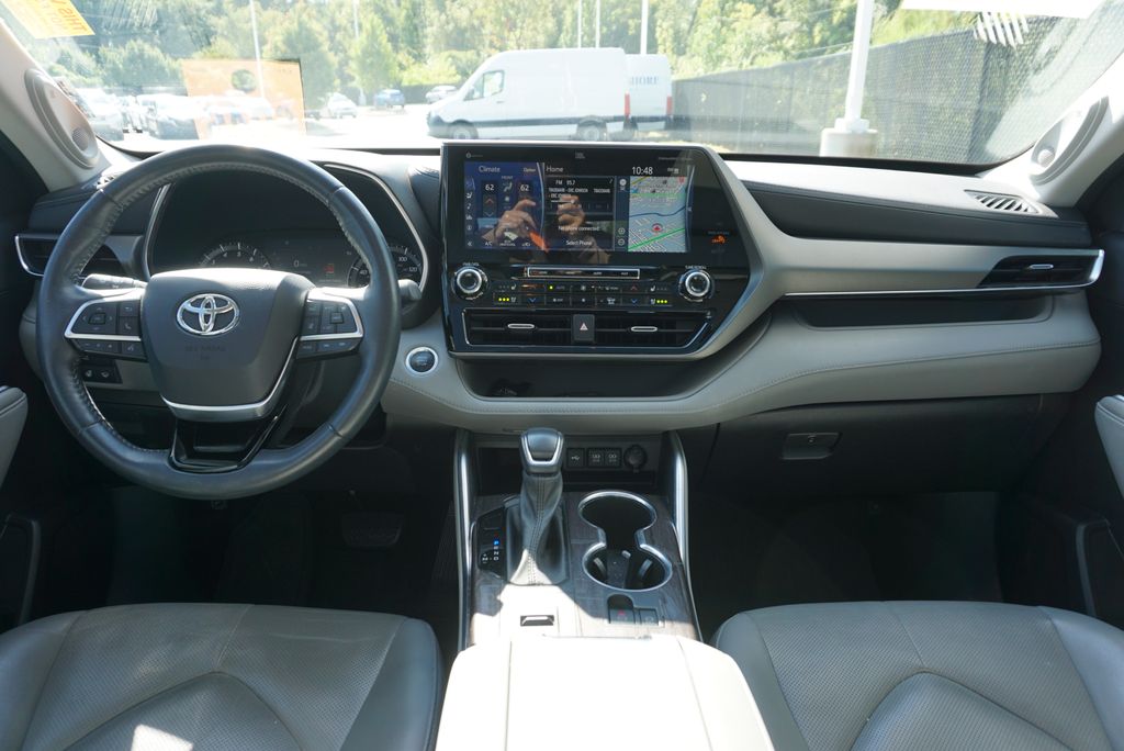 Thumbnail: 2021 Toyota Highlander - 16