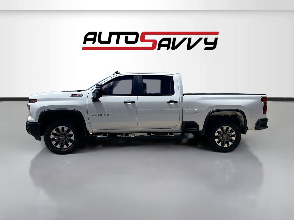 Used 2025 White Chevrolet Custom image 4