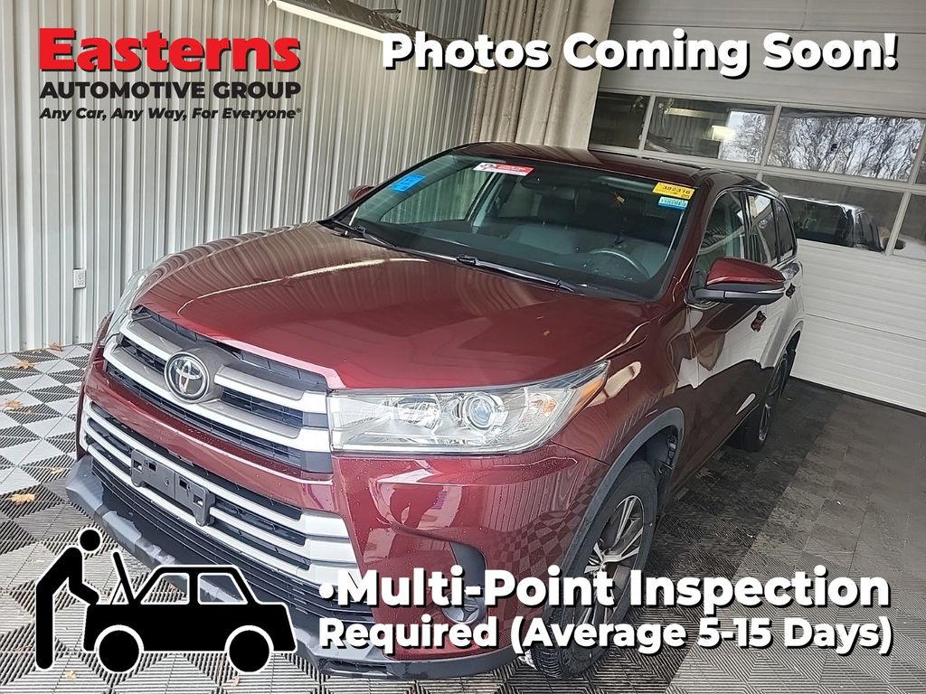 2019 Toyota Highlander LE's photo
