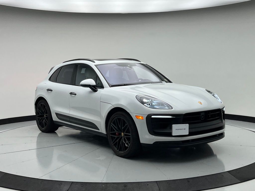 Thumbnail: 2023 Porsche Macan - 3