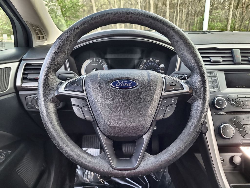 2017 Ford Fusion SE 14