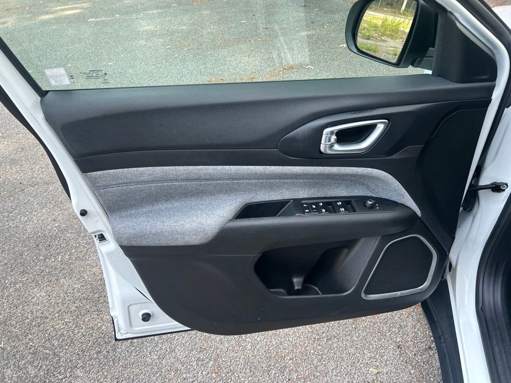 Used 2024 White Jeep Latitude image 15