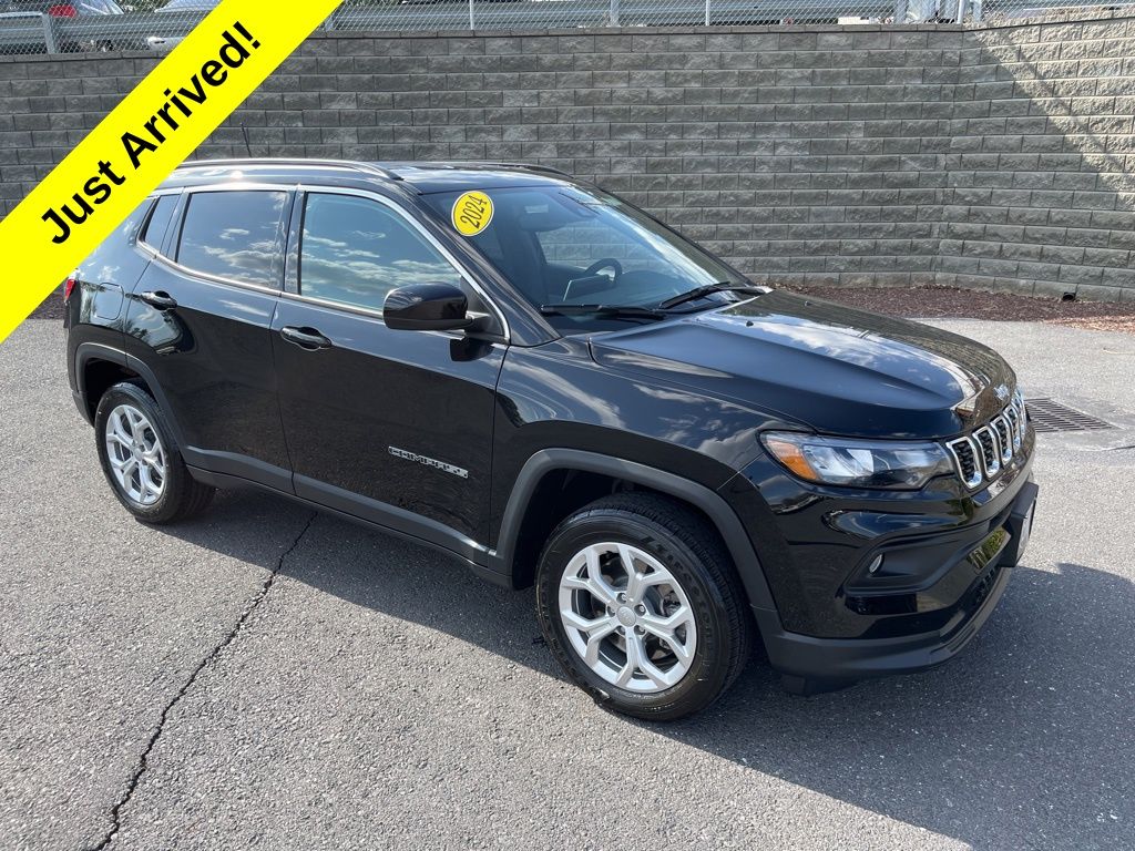 Diamond Black Crystal Pearlcoat 2024 Jeep Compass Latitude 4WD SUV / Crossover Four-Wheel Drive 8-Speed Automatic