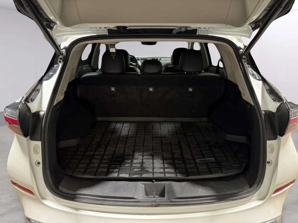 Used 2023 Pearl White Tricoat Nissan SL image 29