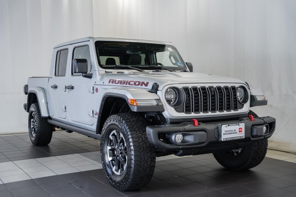 Silver Zynith Clearcoat 2024 Jeep Gladiator Pickup Truck Four-Wheel Drive 8-Speed Automatic