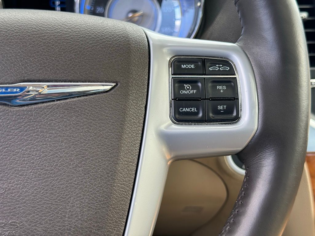 2014 Chrysler 300C Base 31