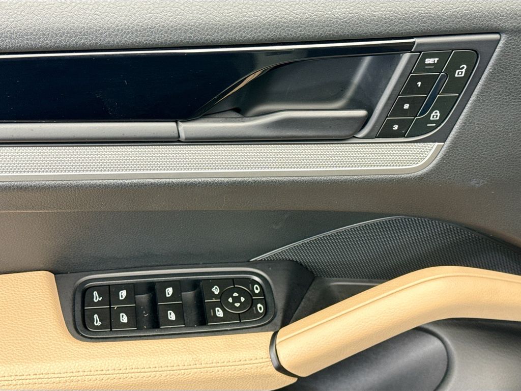 Thumbnail: 2025 Porsche Cayenne - 24