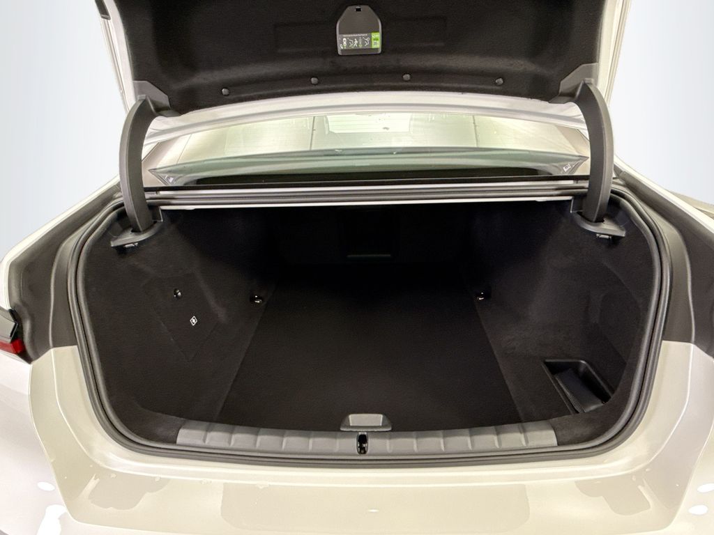 Thumbnail: 2026 BMW i7 - 27