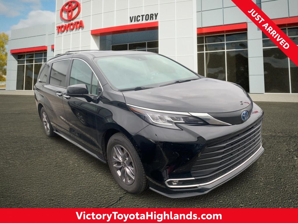 2022 Toyota Sienna XLE 7-Passenger AWD