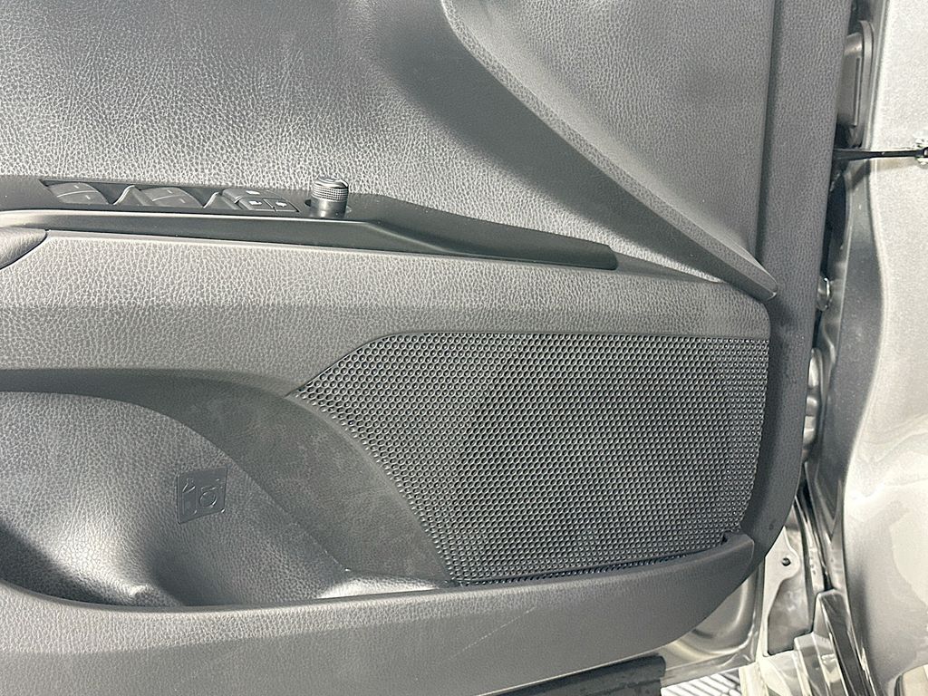 2025 Toyota Camry SE 18
