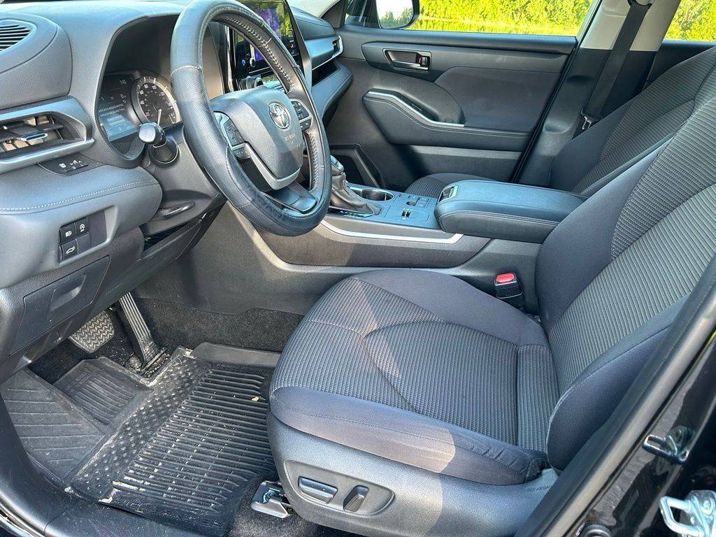 2024 Toyota Highlander LE 14