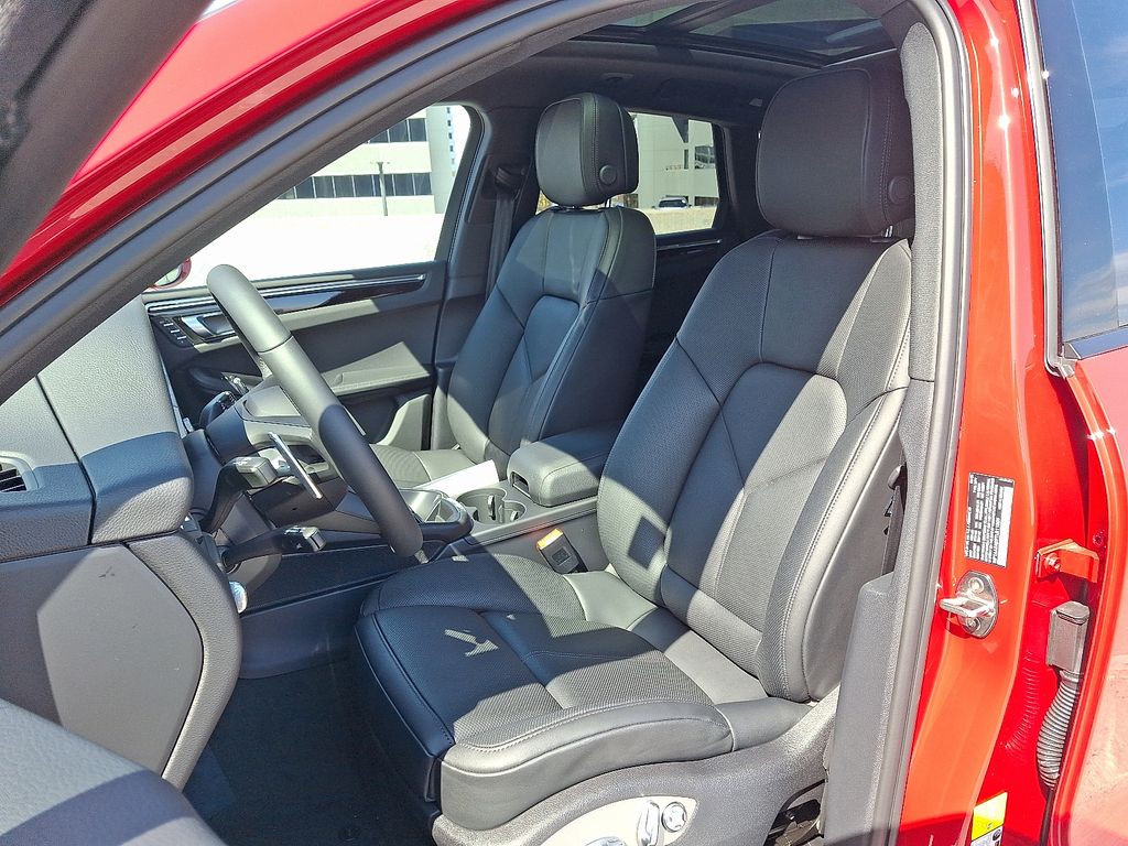 Thumbnail: 2026 Porsche Macan - 15